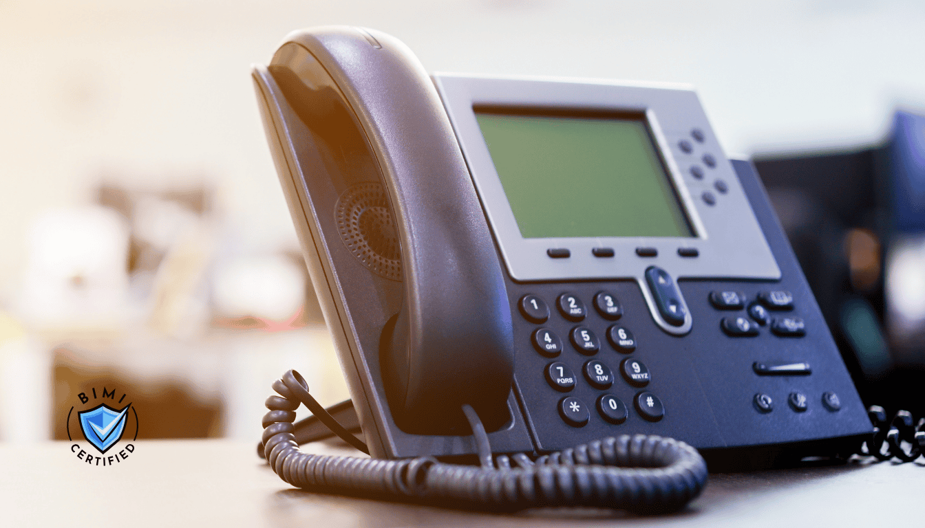 桌上的现代化电话机正在等待 BIMI 核查电话